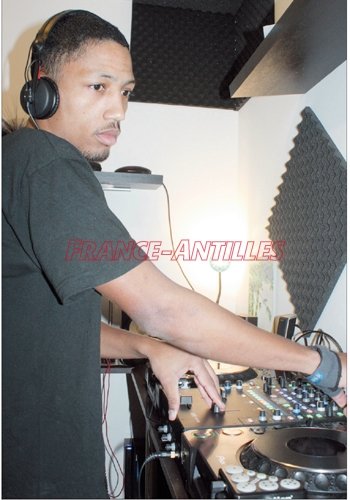Philippe Coridon alias DJ TUG en train de mixer